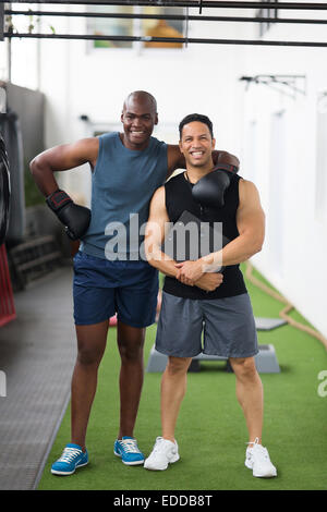 Happy young African boxer avec son entraîneur de sport Banque D'Images