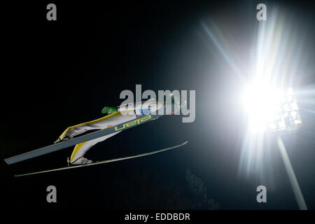 Bischofshofen, Autriche. 05 Jan, 2015. Peter Prevc de Slovénie s'élance dans l'air lors de son saut de qualification pour la quatrième étape de la 63e tournoi quatre collines en cas de saut à ski Bischofshofen, Autriche, 05 janvier 2015. Photo : Daniel Karmann/dpa/Alamy Live News Banque D'Images