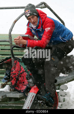 Bischofshofen, Autriche. 05 Jan, 2015. Gregor Schlierenzauer d'Autriche se réchauffe pour le saut de qualification pour le quatrième concours du 63e tournoi de quatre collines en cas de saut à ski Bischofshofen, Autriche, 05 janvier 2015. Photo : Daniel Karmann/dpa/Alamy Live News Banque D'Images