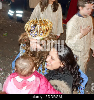 Benidorm, Espagne. 5Th Jan, 2015. Aujourd''Dia de los Reyes Magos" les trois rois du Moyen Orient, Melchor Gaspar, Baltazar et arriver à Benidorm et après une parade dans les rues de l'hôtel de ville y compris les flotteurs, ânes, chevaux et même un troupeau d'oies, les rois laissent leurs cadeaux pour les enfants à la crèche. Credit : Mick Flynn/Alamy Live News Banque D'Images