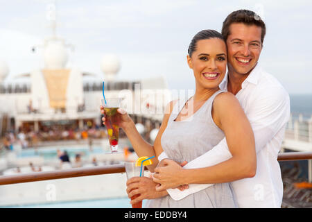 Happy Young couple having fun on voyage croisière Banque D'Images