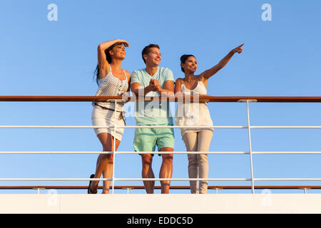 Groupe de cheerful friends enjoying sunset sur croisière Banque D'Images