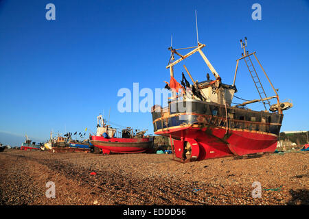 Bateaux de pêche sur la plage près de Hastings, East Sussex, England, GB, UK Banque D'Images