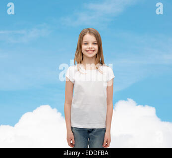 Smiling little girl in white t-shirt blanc Banque D'Images