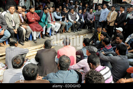 Dhaka, Bangladesh. 6 janvier, 2015. Des militants du parti au pouvoir assister à un meeting de protestation contre le bloc au cours de l'édifice non-stop appelé par parti nationaliste du Bangladesh (BNP) à Dhaka, Bangladesh, le 6 janvier 2015. L'ex-Premier Ministre du Bangladesh Khaleda Zia a annoncé des manifestations de masse à l'échelle nationale et a exhorté les membres du parti de continuer à forcer le gouvernement à tenir de nouvelles élections au Parlement sous un gouvernement intérimaire non-partie. © Shariful Islam/Xinhua/Alamy Live News Banque D'Images