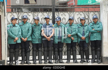 Dhaka, Bangladesh. 6 janvier, 2015. Des policiers montent la garde devant l'ex-Premier Ministre Khaleda Zia's office au cours de l'édifice appelé non-stop par parti nationaliste du Bangladesh (BNP) à Dhaka, Bangladesh, le 6 janvier 2015. L'ex-Premier Ministre du Bangladesh Khaleda Zia a annoncé des manifestations de masse à l'échelle nationale et a exhorté les membres du parti de continuer à forcer le gouvernement à tenir de nouvelles élections au Parlement sous un gouvernement intérimaire non-partie. © Shariful Islam/Xinhua/Alamy Live News Banque D'Images