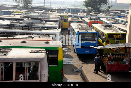 Dhaka. 6 janvier, 2015. Photo prise le 6 janvier 2015 montre long voyage autobus stationnés dans une station de bus non-stop pendant le bloc de code appelé par parti nationaliste du Bangladesh (BNP) à Dhaka, au Bangladesh. L'ex-Premier Ministre du Bangladesh Khaleda Zia a annoncé des manifestations de masse à l'échelle nationale et a exhorté les membres du parti de continuer à forcer le gouvernement à tenir de nouvelles élections au Parlement sous un gouvernement intérimaire non-partie. © Shariful Islam/Xinhua/Alamy Live News Banque D'Images