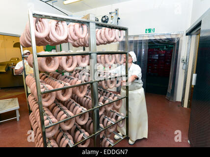 Femme dans un rack avec tirant boucherie charcuterie pour guérir Banque D'Images