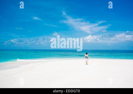Maldives, Ari Atoll, young woman walking à plage de rêve Banque D'Images