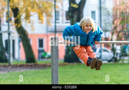 Little girl doing gymnastics à high bar Banque D'Images