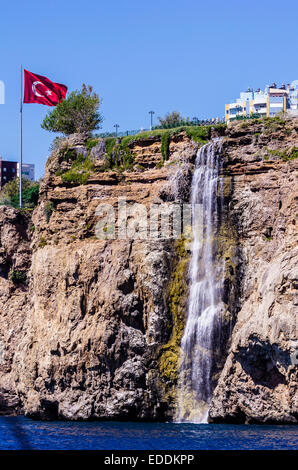 La Turquie, à Antalya, une cascade et un drapeau turc Banque D'Images
