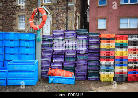 Boîtes de poissons empilés sur la jetée. Durbar. East Lothian. L'Écosse. UK. Banque D'Images