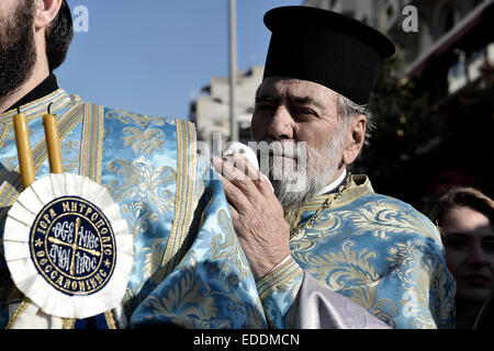 Thessalonique, Grèce. 6 janvier, 2015. La cérémonie de l'Epiphanie, jour principal : la Grande bénédiction des eaux qui a lieu à l'intérieur de l'Église et la plongée sous-marine de la Sainte Croix dans la mer. La reprise de la Croix est faite par les nageurs. Credit : Giannis Papanikos/ZUMA/ZUMAPRESS.com/Alamy fil Live News Banque D'Images