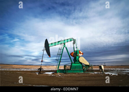 Une pompe à huile jack à un site de forage pour le pétrole, un champ de pétrole en Saskatchewan. Banque D'Images