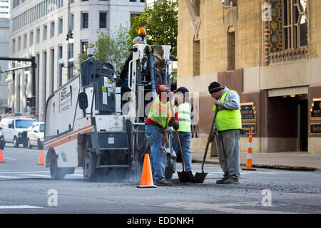 La construction de routes au centre-ville de Detroit, Michigan, USA. Le 24 octobre 2014. Banque D'Images