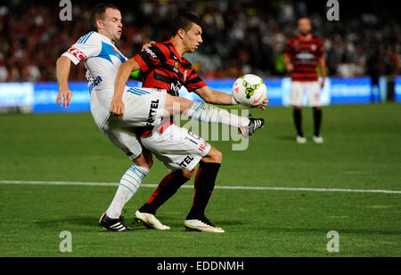 Sydney, Australie. 06 Jan, 2015. Hyundai A-League Round 14. Western Sydney Wanderers FC v Melbourne Victory FC. Le milieu de terrain de la victoire et Leigh Broxham Jaushua avant Wanderers Victoire Sotirio a gagné le match 2-1. Credit : Action Plus Sport/Alamy Live News Banque D'Images