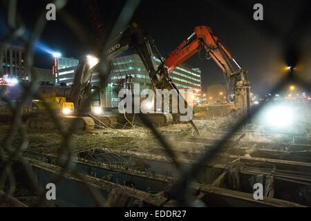 J-75 démolition d'un pont au centre-ville de Detroit, Woodward Ave pour M-1 Rail, Michigan, USA. 25 octobre, 2014. Banque D'Images