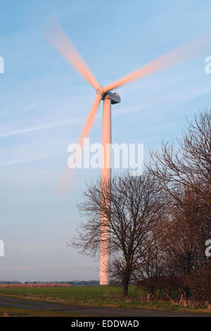 Une éolienne moderne dans le champ au coucher du soleil sur une belle soirée d'hiver en Lissett, près de Beverley, Yorkshire, UK. Banque D'Images