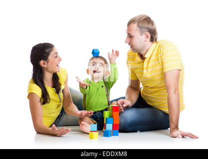 Funny kid avec les parents jouent des blocs de construction Banque D'Images