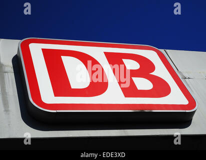 Logo das der Deutschen Bahn ist auf einem Schild dans Berlin am Bahnhof Südkreuz am 22.05.2014 vor einem blauen Himmel zu sehen. Foto : Wolfram Steinberg/dpa Banque D'Images