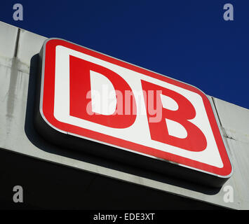 Logo das der Deutschen Bahn ist auf einem Schild dans Berlin am Bahnhof Südkreuz am 22.05.2014 vor einem blauen Himmel zu sehen. Foto : Wolfram Steinberg/dpa Banque D'Images