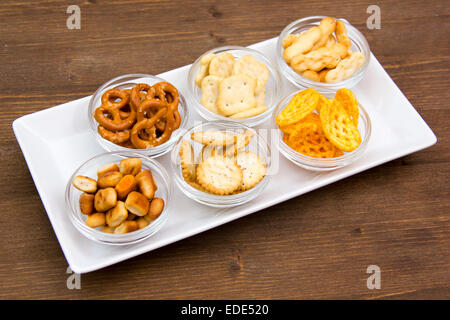 Bols de bretzels sur le bac vu de dessus de table en bois Banque D'Images