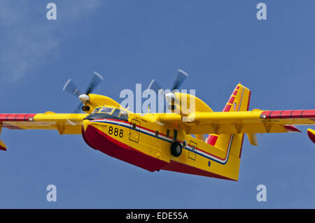 Canadair CL-415, à la lutte contre les incendies des aéronefs en vol en Croatie Banque D'Images