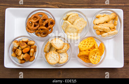 Bols de bretzels sur plateau sur table en bois top views Banque D'Images