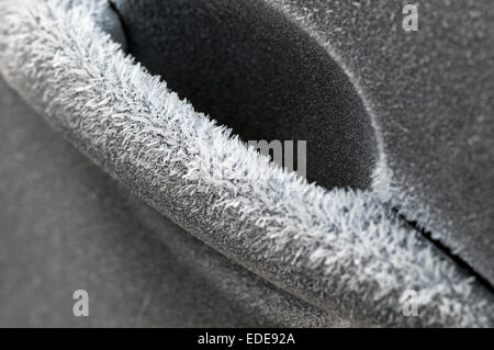 Givre sur la poignée de porte de voiture Banque D'Images