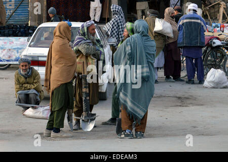 Quetta. 6 janvier, 2015. Chat ouvriers les uns avec les autres pendant qu'ils attendent pour les clients dans le sud-ouest du Pakistan Quetta sur le 6 janvier 2015. © Irfan/Xinhua/Alamy Live News Banque D'Images