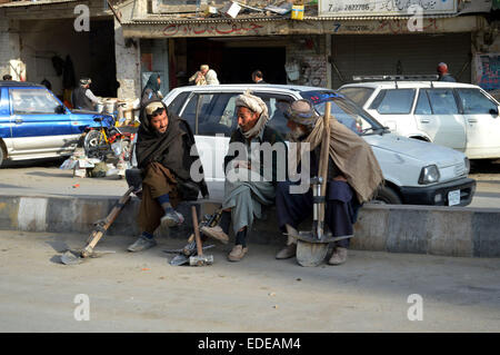 Quetta. 6 janvier, 2015. Chat ouvriers les uns avec les autres pendant qu'ils attendent pour les clients dans le sud-ouest du Pakistan Quetta sur le 6 janvier 2015. © Irfan/Xinhua/Alamy Live News Banque D'Images