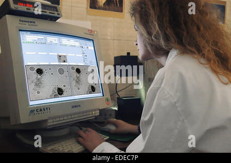 L'Université de Milan (Italie), département de biologie et de la génétique, l'analyse des chromosomes Banque D'Images