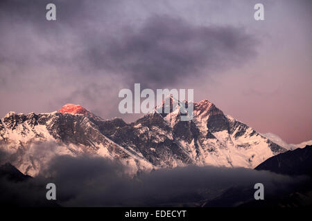 Coucher de soleil sur les sommets enneigés des montagnes du Mont Everest, Everest base camp trek, Himalaya, UNESCO World Heritage Site, Banque D'Images