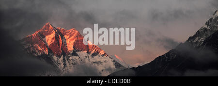 Coucher de soleil sur la montagne enneigées Lhotse, camp de base de l'Everest trek, Himalaya, UNESCO World Heritage Site, Sagarmatha Banque D'Images