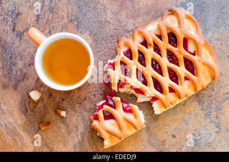 Cherry pie et une tasse de jus sur le dessus de table view Banque D'Images