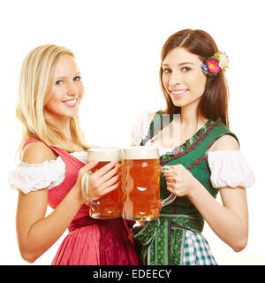 Deux professionnels des femmes en dirndl dress avec de la bière en Bavière Banque D'Images