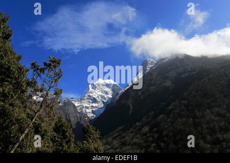 Montagnes enneigées Kangtega, sur le camp de base de l'Everest trek, Himalaya, UNESCO World Heritage Site, Sagarmatha Nationa Banque D'Images