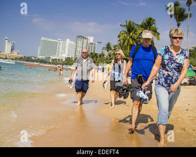 Pattaya, Pattaya, Thaïlande. 6 janvier, 2015. Les touristes sur Pattaya Beach. Le gouvernement thaïlandais a annoncé des plans pour nettoyer Pattaya Beach, une des plages les plus célèbres de Thaïlande. Pattaya est à environ 2,5 heures de Bangkok. Ils ont l'intention de réduire le nombre de parasol et chaise longue sur la plage et les vendeurs de réglementer les motomarines et les vendeurs le parachute ascensionnel sur la plage. Le gouvernement a déjà nettoyé les plages de l'île de Phuket et Hua Hin. Crédit : Jack Kurtz/ZUMA/Alamy Fil Live News Banque D'Images