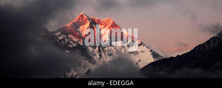 Coucher de soleil sur la montagne enneigées Lhotse, camp de base de l'Everest trek, Himalaya, UNESCO World Heritage Site, Sagarmatha Banque D'Images