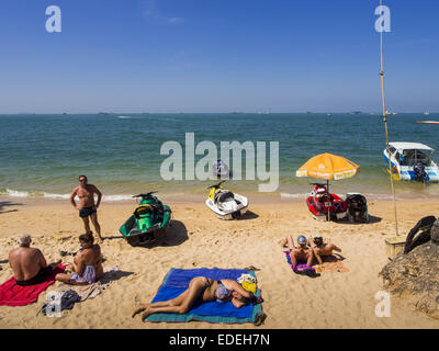 Pattaya, Pattaya, Thaïlande. 6 janvier, 2015. Les touristes sur Pattaya Beach. Le gouvernement thaïlandais a annoncé des plans pour nettoyer Pattaya Beach, une des plages les plus célèbres de Thaïlande. Pattaya est à environ 2,5 heures de Bangkok. Ils ont l'intention de réduire le nombre de parasol et chaise longue sur la plage et les vendeurs de réglementer les motomarines et les vendeurs le parachute ascensionnel sur la plage. Le gouvernement a déjà nettoyé les plages de l'île de Phuket et Hua Hin. Crédit : Jack Kurtz/ZUMA/Alamy Fil Live News Banque D'Images