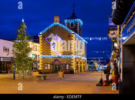 Le Moot Hall à Keswick, avec des lumières de Noël, Parc National de Lake District, en Angleterre, Royaume-Uni Banque D'Images