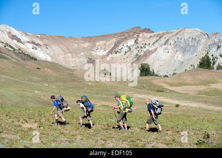 Groupe de garçons plus de sac à dos dans l'Eagle Pass Tenderfoot Cap désert le jour 2 de leur trek. Banque D'Images