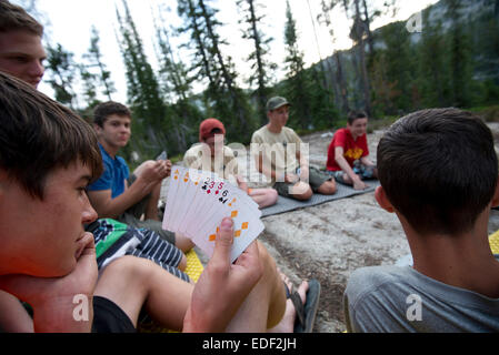 Sternkopf Payden vérifie sa main lors d'un jeu de cartes au camp à Douglas Lake au jour 3 de la troupe's trek à travers le désert, dans le nord-est de l'Aigle de l'Oregon. Banque D'Images