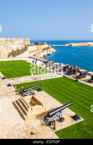 Jardins Barrakka supérieur et en saluant avec vue sur le Grand Port de la batterie La Valette Malte eu Europe Banque D'Images