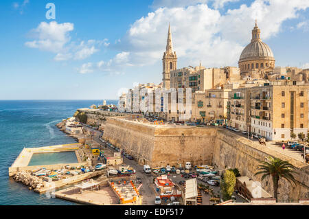 La Valette et le port de Marsamxett avec le dôme de l'église des Carmes et St Pauls Cathédrale anglicane La Valette Malte eu Europe Banque D'Images