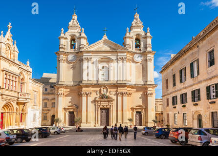 La Cathédrale St Paul et St Pauls Square avec les touristes de l'Europe Malte Mdina Banque D'Images
