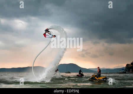 Flyboarding à Valle de Bravo, Estado de México, México. Banque D'Images