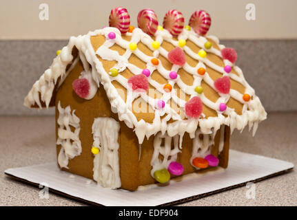 Home Baking Gingerbread House décoré de glaçage blanc et des bonbons Banque D'Images