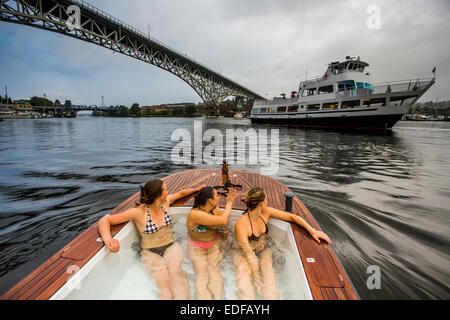 Les jeunes femmes bénéficient d'un bain à remous bateau dans le lac Union alors qu'une tour des croisières en bateau le long des eaux calmes. Banque D'Images