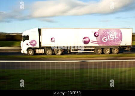 Défilement d'une Gist de camions logistique avec synchro flash arrière en accélérant le long de la route à l'ouest de Kingsway à Dundee, Royaume-Uni Banque D'Images